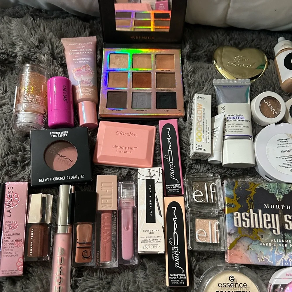 36pc Makeup lot - Picture 4 of 10